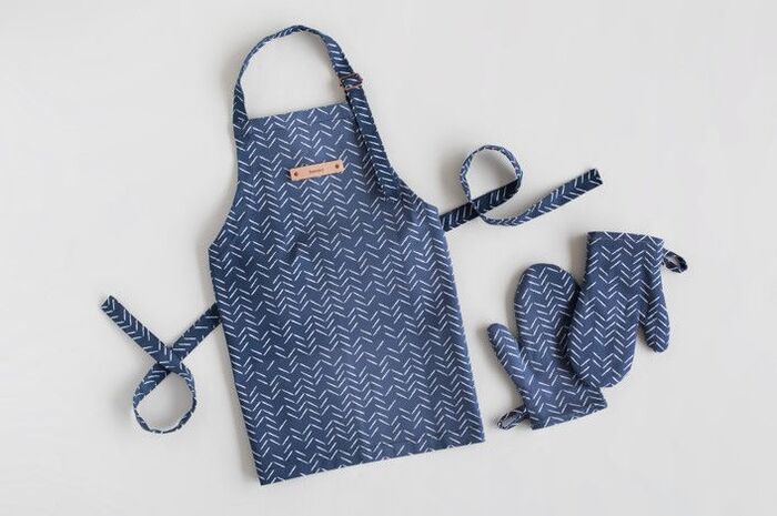 Incomplete apron: cool gift for hottest