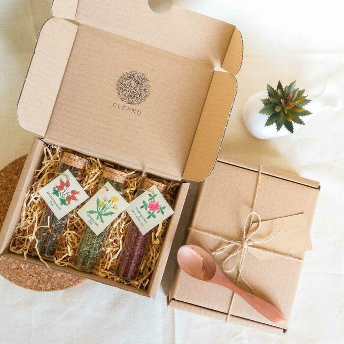 Tea gift box: cute engagement party hottest gifts