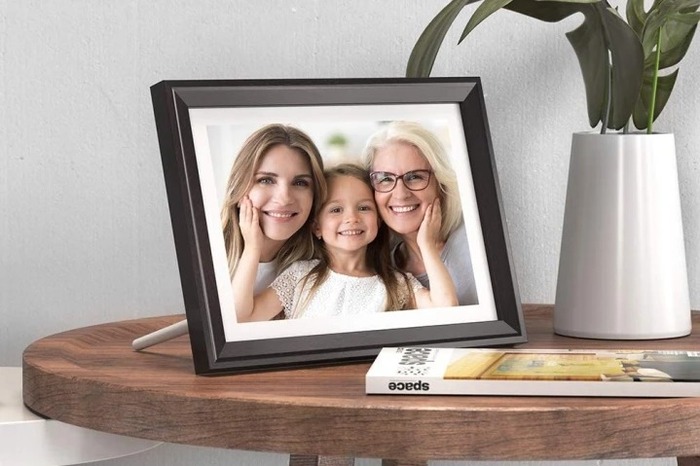 Digital photo frames for grandparents