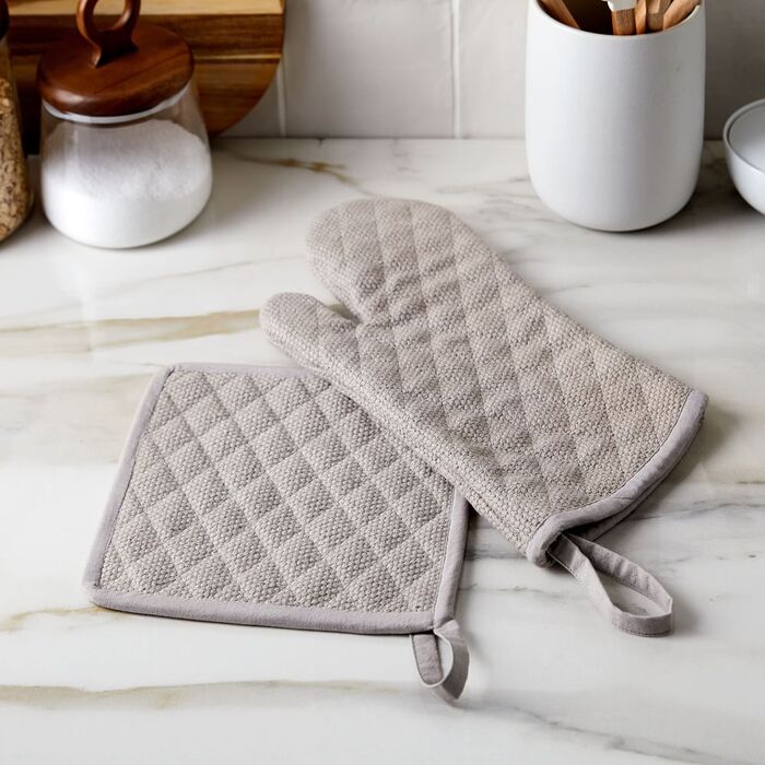 Oven mitts: nice grandparents of the bride gifts