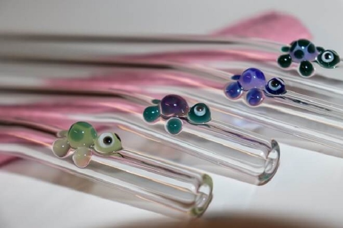 https://images.ohcanvas.com/ohcanvas_com/2022/10/09105545/gifts-for-turtle-lovers-glass-turtle-straws.jpg