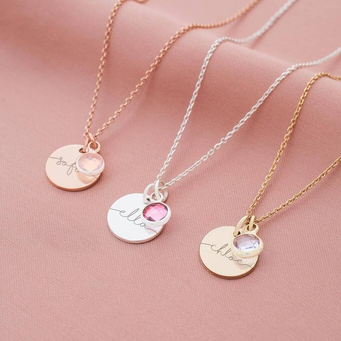 https://images.ohcanvas.com/ohcanvas_com/2022/10/09235335/Christmas-gift-ideas-for-mom-45-original_esme-personalised-necklace.jpg