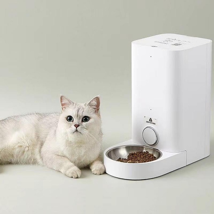  Smart Cat Feeder - gifts for cat lovers