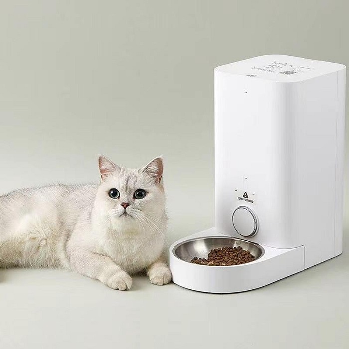  Smart Cat Feeder - luxury gifts for cat lovers