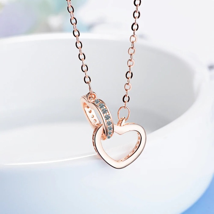 https://images.ohcanvas.com/ohcanvas_com/2022/10/27211340/Christmas-gift-ideas-for-grandma-1-necklace.jpg