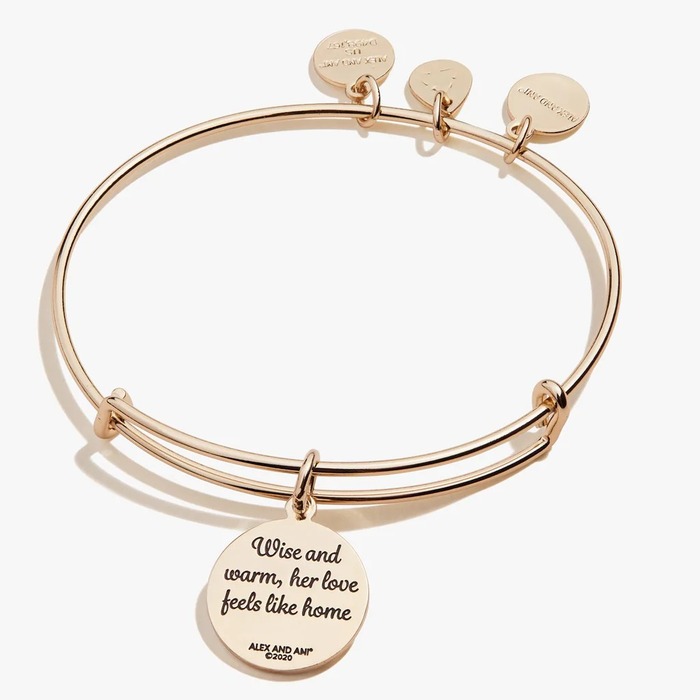 https://images.ohcanvas.com/ohcanvas_com/2022/10/27211412/Christmas-gift-ideas-for-grandma-6-Grandma-Bracelet.jpg