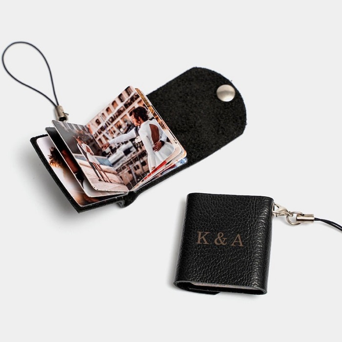 Photo keychains as the best long-distance gifts