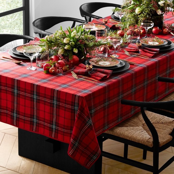 Plaid Tablecloth - Christmas decor ideas 