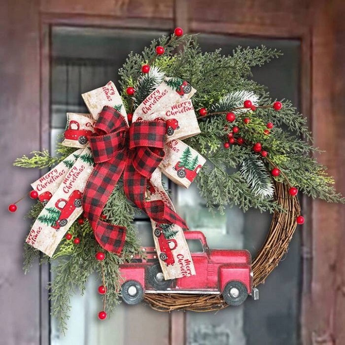 Wreath with Retro Toy Cars is stunning Christmas office decorations. Image via Shein.
