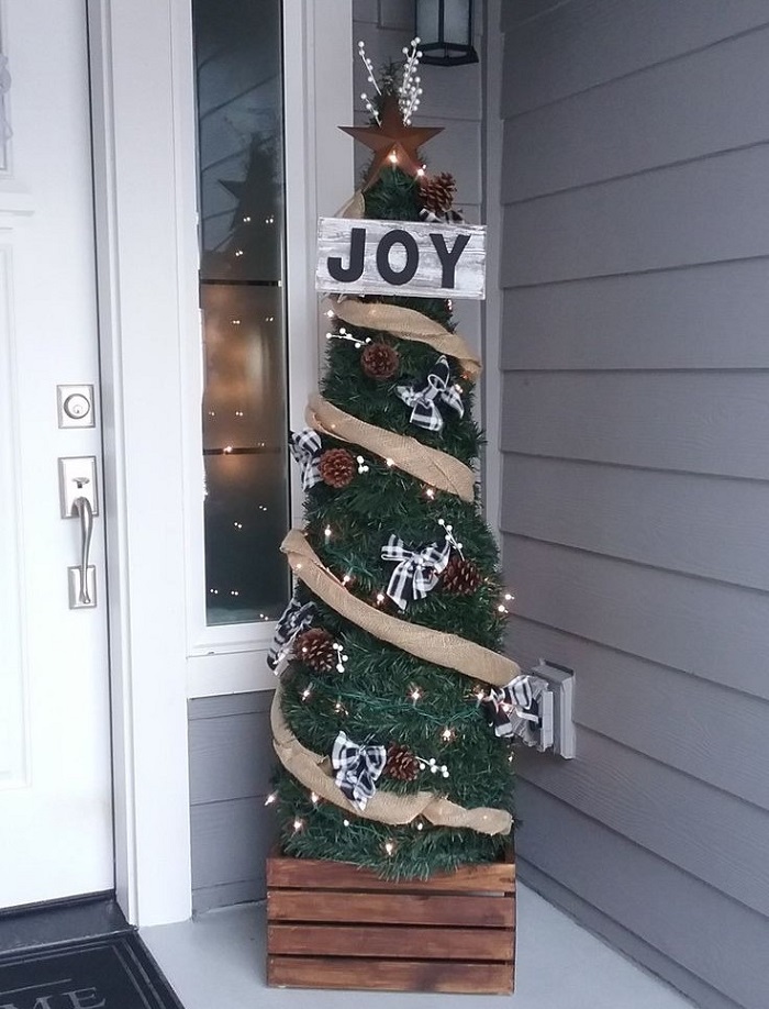 DIY Tomato-cage Trees for the Holidays. Image via Pinterest.