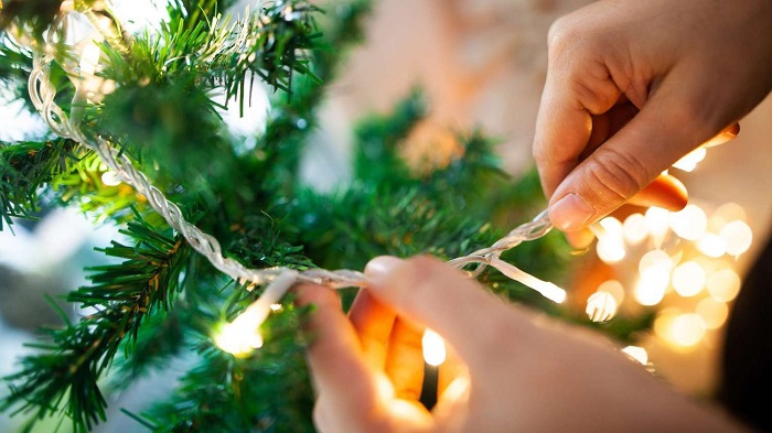 Start with the lights first to decorate a Christmas tree. Image via Pinterest.