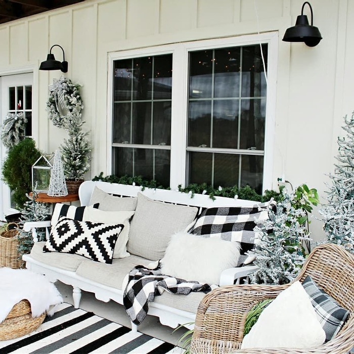 outdoor Christmas decorations ideas Classic Black and White