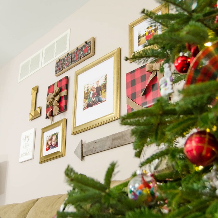Make a Christmas gallery wall for the living room Christmas decor. Image via unOriginal Mom.