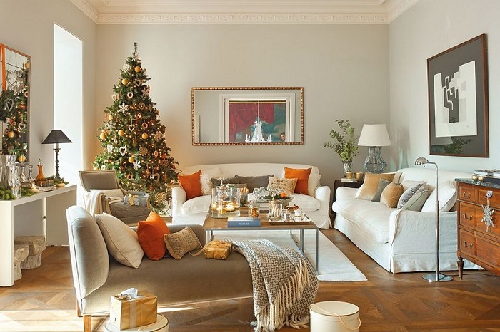 Traditional Christmas living room. Image via Homewings.