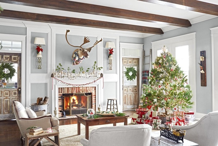 Farmhouse Christmas Living room decorations. Image via Country Living Magazine.