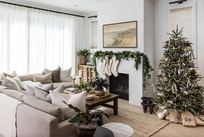 Morden Christmas Living Room. Image via ELLE Decor.