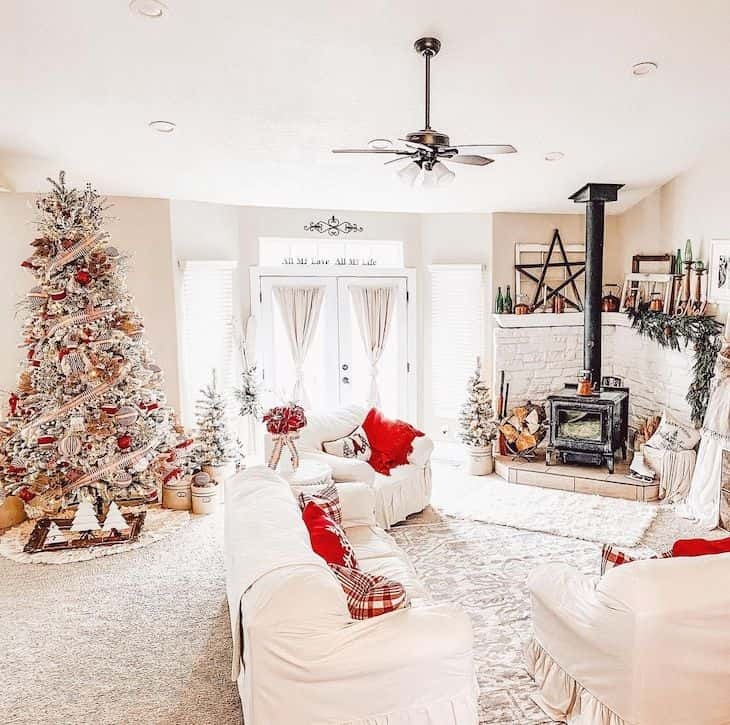Red and White Living Room For The Holiday. Image via Pinterest.
