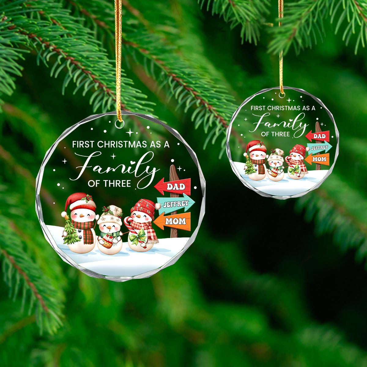 Primo Natale In Famiglia In Tre 2024 – Pallina Di Ceramica Per Albero 7,5 Cm Con Nastrino E Scatola Regalo